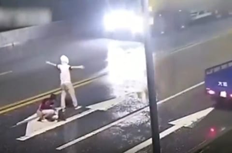 【衝撃映像】路上で痴話喧嘩してたカップル、轢き殺される