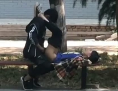 【激写】10代カップル、公園でセ○クスしてたら警察に捕まってしまうｗｗｗ（動画あり）