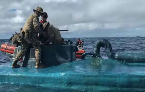 【驚愕】米・沿岸警備隊、”謎の潜水艦” の中身を調べた結果・・・（動画あり）