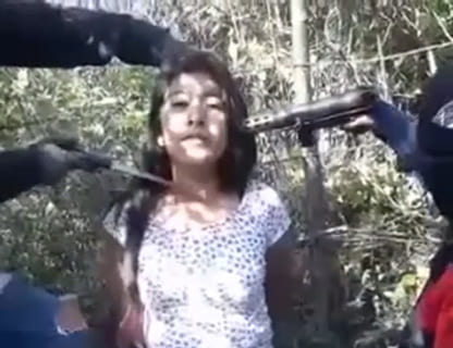 【閲覧注意】女性がめちゃくちゃにされる最新動画。山の中で拘束され、泣き叫びながら…