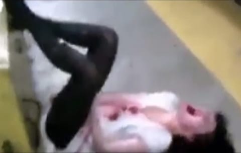 【閲覧注意】地下鉄でマ●コをナイフで刺してる女撮影してたら恐ろしい事に・・・（動画）