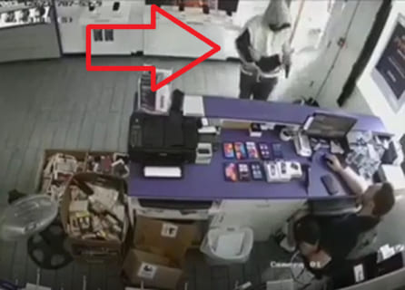 【超衝撃】銃を持った強盗を ”5秒で即死” させる店員の映像が物凄い