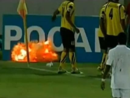 【閲覧注意】試合中 手榴弾を投げられたサッカー選手、手に取った瞬間こうなる（動画）