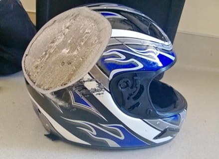 【閲覧注意】バイク事故。吹き飛ばされたヘルメットに、まだ顔が入っている