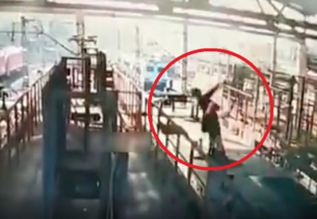 【閲覧注意】工場作業員が０．５秒で黒焦げになって死ぬ映像が怖い…