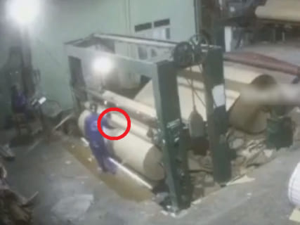 【衝撃映像】工場作業員さん、”全てを巻き込む機械” に触った瞬間…！！