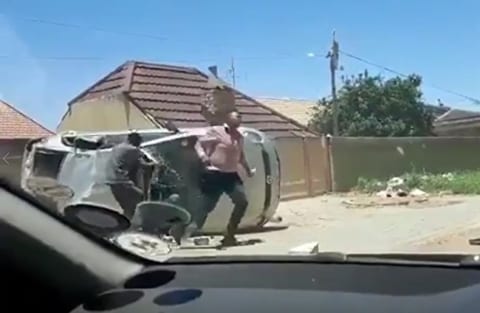 【衝撃映像】アフリカ人、このレベルの交通事故で全員が無傷…信じられない…