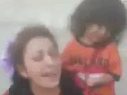 【閲覧注意】目の前で子供2人が瞬死した母親、精神が崩壊する（動画）