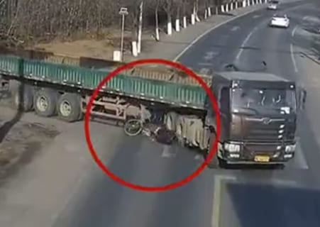 【衝撃映像】”世界一運が良い男” がトラックに轢かれたらこうなりますｗｗｗｗ