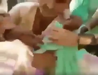 【動画】”レ●プ大国” インドで大勢の男達に襲われた若い母娘はこうなる