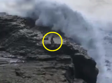 【衝撃映像】20mの波の海で、絶対に助からないであろう男が撮影される・・・