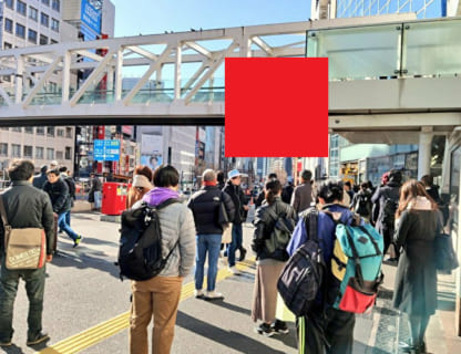 【閲覧注意】新宿駅南口で首吊り自殺。無修正画像（5枚）