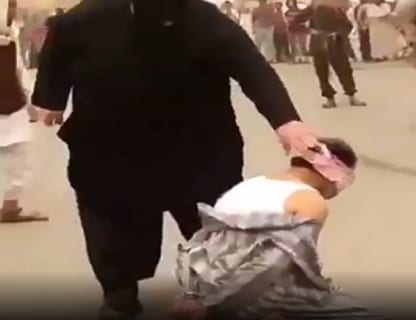 【閲覧注意】イスラムの ”処刑人”（190cm、150kg）による処刑、凄すぎる