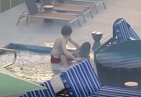 【動画】ホテルのプールでセ○クスしたカップル ⇒ 1分後こうなりますｗｗｗ