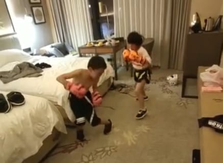 【狂気】子供に格闘技をやらせてる親の頭がおかしいと話題の動画