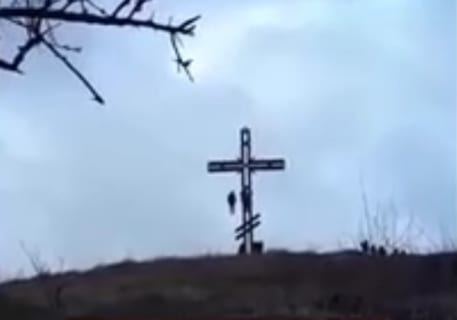 【閲覧注意】近所に巨大な「十字架」があるんだが、そこからヤバいものが吊り下がってる…