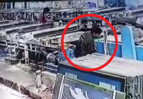 【衝撃映像】工場作業員さん、ゆっくりと300度に折り曲げられ死亡…