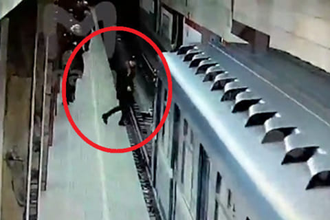 【衝撃映像】駅のホームから電車に飛び込んだ女の子、とんでもない結果に終わる