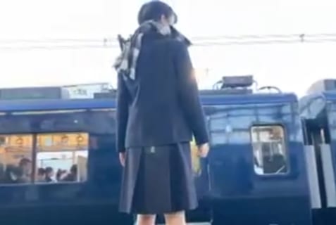 【閲覧注意】横浜の駅で女子高生(17)が電車飛び込み自殺。無修正動画がヤバい