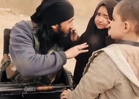 【超狂気】ISIS。パパがこれから自爆テロに向かう子供たちの反応・・・（動画）
