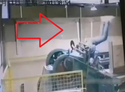 【衝撃映像】工場作業員さん、一瞬で ”機械に食べられて” 死亡…