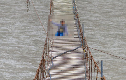 【衝撃映像】”絶対に人が渡ってはいけない橋” 渡った2人が即死する瞬間