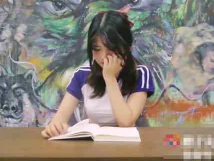 【動画】オーガズムを我慢しながら本読んでる美少女、イッてしまうｗｗｗｗｗｗ