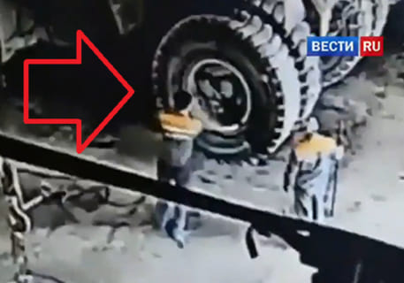 【衝撃映像】工場作業員、直径２ｍのトラックのタイヤが目の前で爆発し死亡…