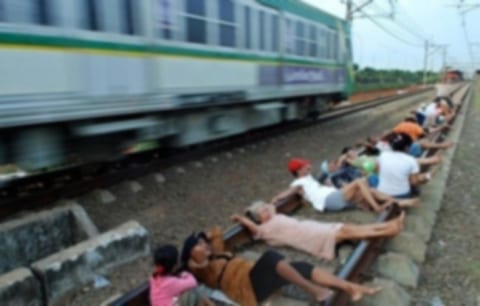 【閲覧注意】線路上で寝ていた14人の作業員、列車に皆殺しにされる（動画あり）