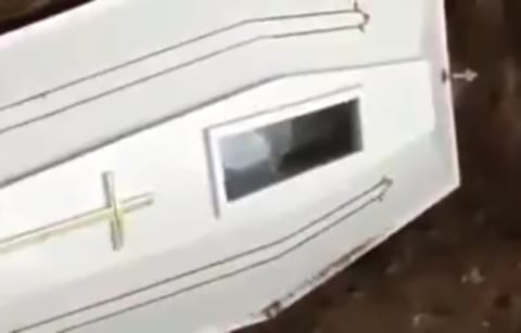 【超恐怖】とある葬儀で、棺桶の中の死人が「明らかに動いてる」と話題の動画