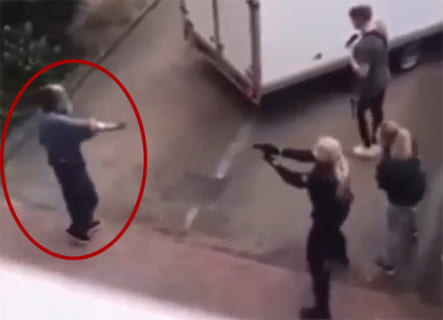 【動画】ナイフ１本で銃を構えた大勢の警官に挑んだ結果・・・