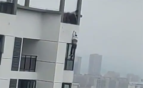 【閲覧注意】女さん、叫びながら隣のマンションの飛び降り自殺を完璧に記録する（動画）
