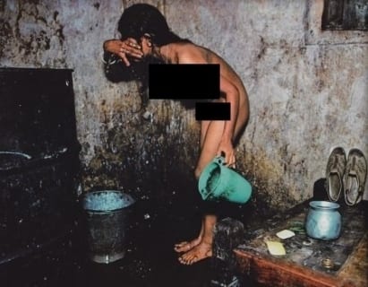 【閲覧注意】インドの売春婦。客に孕まされた赤ちゃんを犬に食べさせる
