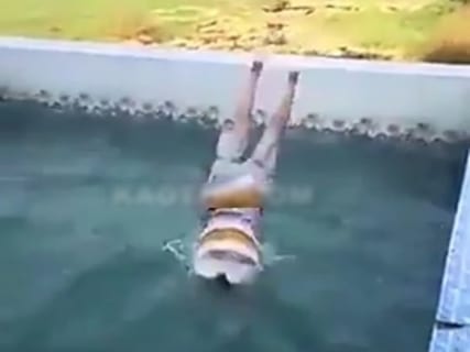 プールの飛び込みで一瞬で首の骨が折れ全身麻痺になる若者の動画がアカン…