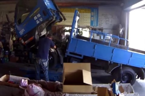 【衝撃映像】トラックの整備士さん、トラックに食べられ死亡