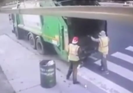 【閲覧注意】ゴミ収集車の作業員が一瞬で ”圧死” される映像、めちゃくちゃ怖い…