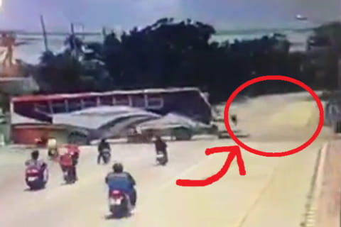 【超衝撃】バスを牽引中のケーブルにバイクの集団が突っ込み3人が死亡の瞬間