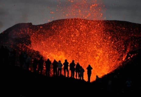 【驚愕】火山から1000℃の ”マグマ” を採取する方法怖すぎる（動画あり）