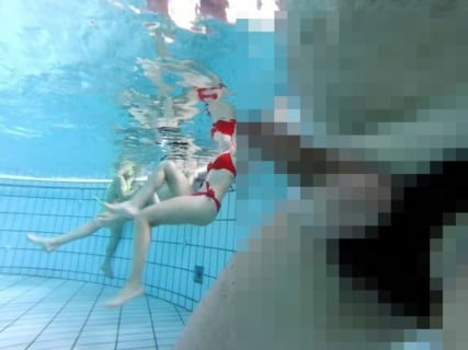 【動画】プールでJKが集まる場所にいるおじさん、水中で射精していた…