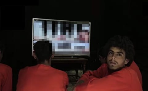 【閲覧注意】ISISが今から殺す人たちに見せるビデオが常軌を逸してた