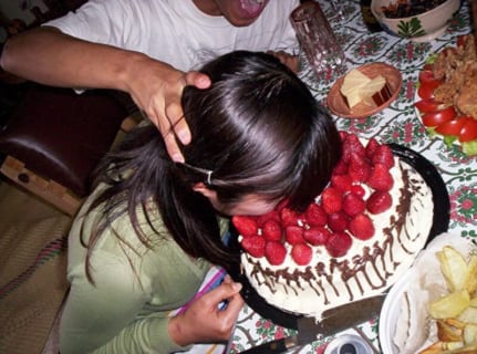 【閲覧注意】陽キャ女「誕生日に顔面ケーキ！」⇒ ケーキの中には ”串” が入ってて…