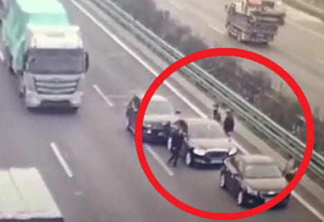 【衝撃映像】高速道路で事故って外に出た人達 ⇒ 今から全員が死にます・・・