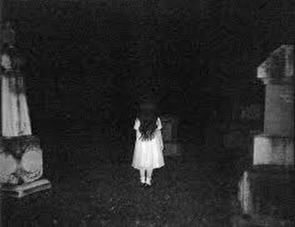 【恐怖】墓地の警備員が公開した動画が世界中で話題に。「今日も幽霊がいた」
