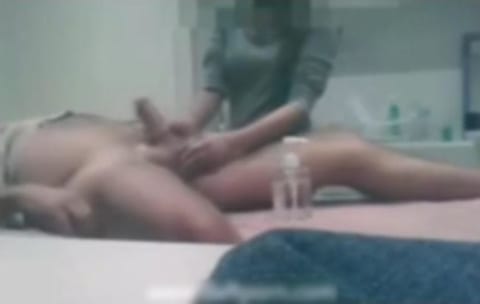 【動画】クリニックで女性スタッフに男性器脱毛を受けた男、大量射精してしまうｗｗｗ