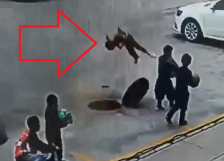 【衝撃映像】小学生、マンホールに爆竹を投げ込んでしまい重傷…