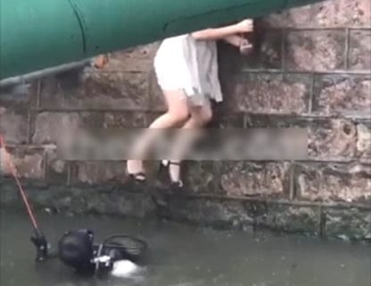 【閲覧注意】カチカチの美少女が川から引き上げられる。まるでホラー映画のよう