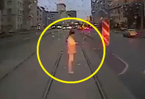 【衝撃映像】おばちゃん、線路の上でスマホを見てて死亡