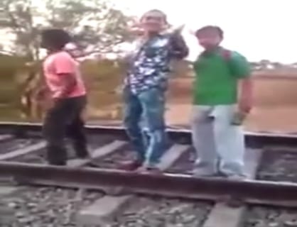 【衝撃映像】「走る列車にどれだけ近付けるか」でイキってたDQN、こうなる