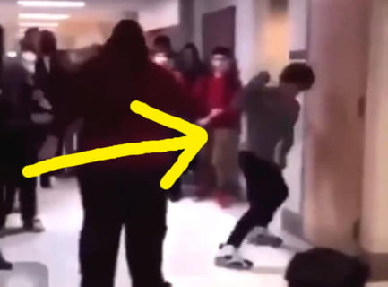 高校のいじめられっ子、反撃するもボロ負けし、壁をめっちゃ殴り始める…（動画）