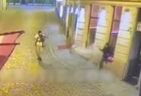 【閲覧注意】ウィーンで16人が死傷したテロ動画がヤバイ。これもう殺人ゲームだろ